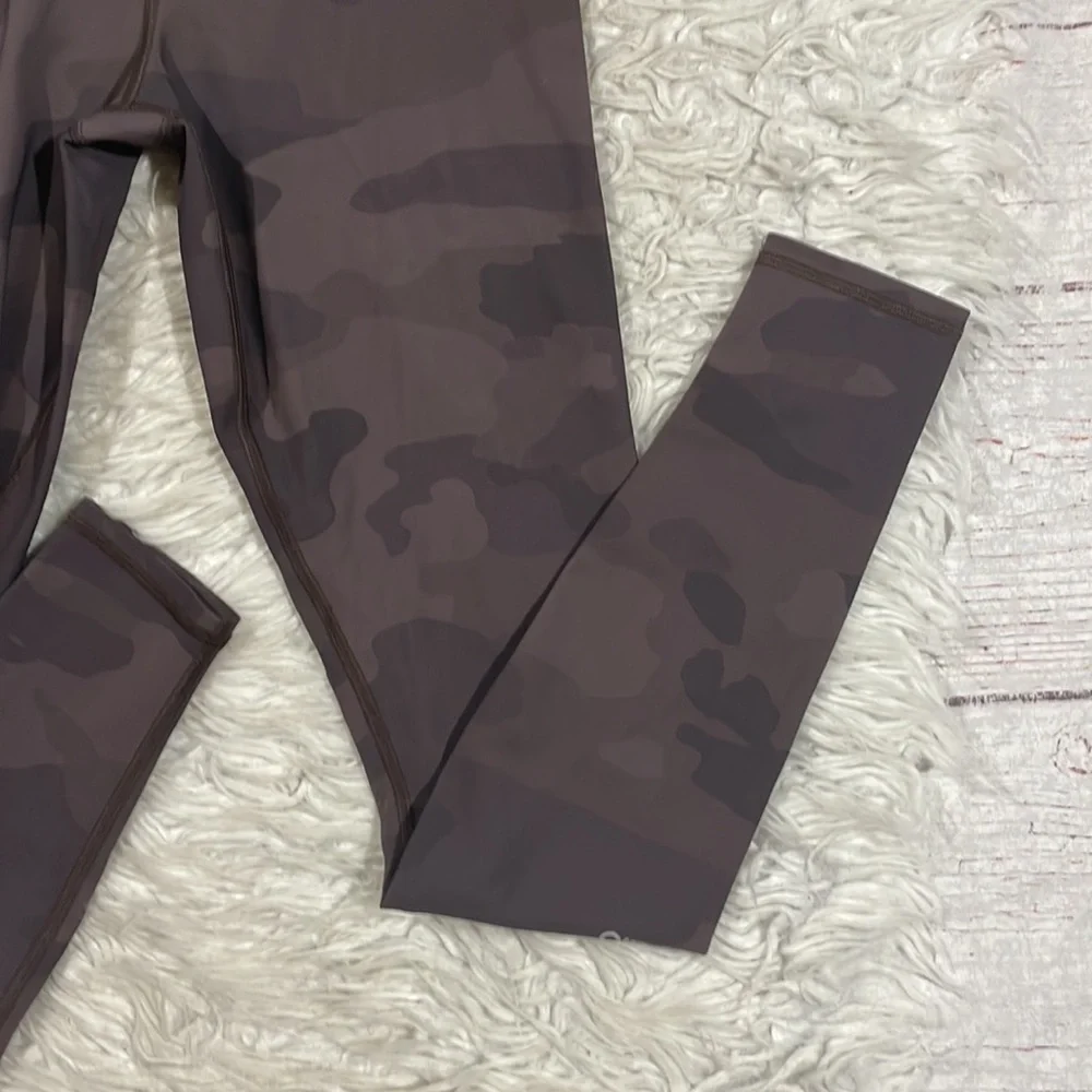 ALO Yoga High-Waist Vapor Leggings in Coco Camo